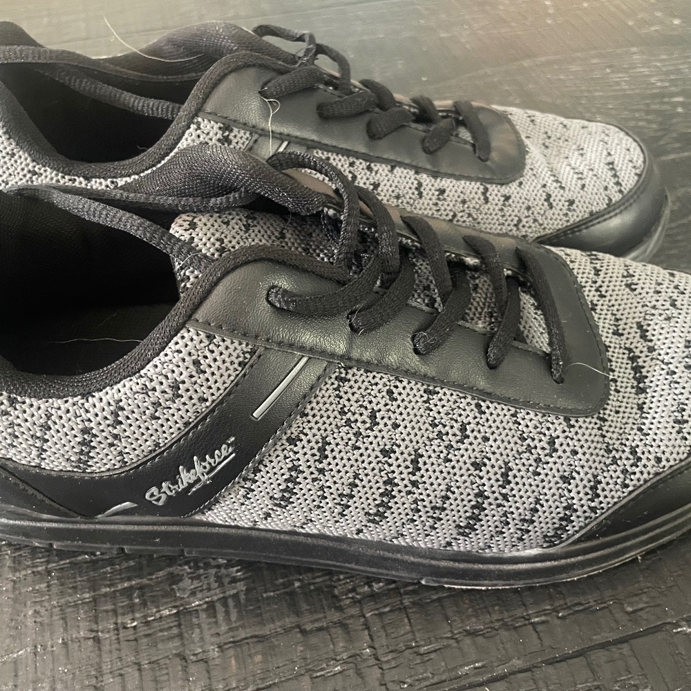 Strikeforce Men’s bowling shoe size 9